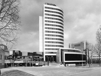 842192 Gezicht op het provinciehuis, met de nieuwe provincietoren (Pythagoraslaan 101) te Utrecht. Rechts het kantoor ...